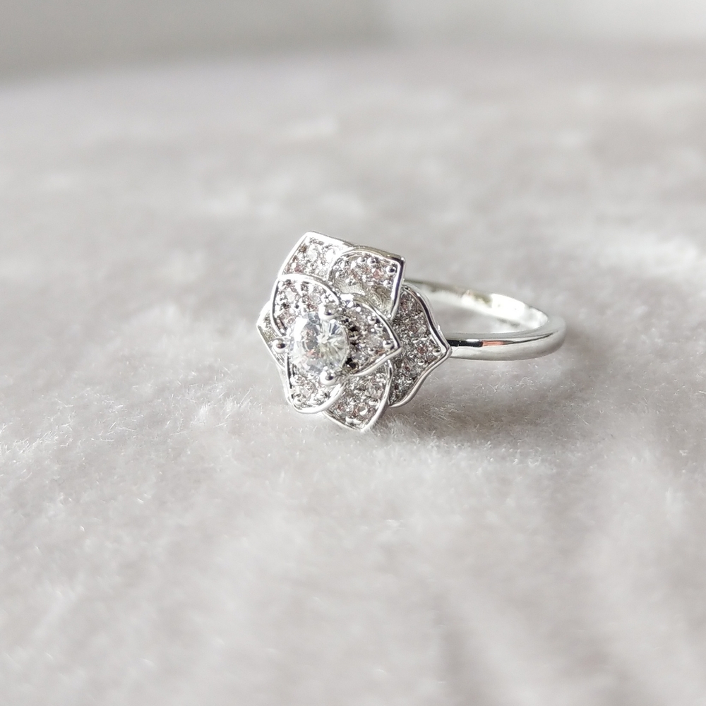 💎NEW💎 WHITE GOLD PLATED CAMILLIA RING - Picture 6 of 10